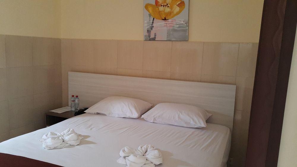Ambulu Hotel Lojejer Bagian luar foto
